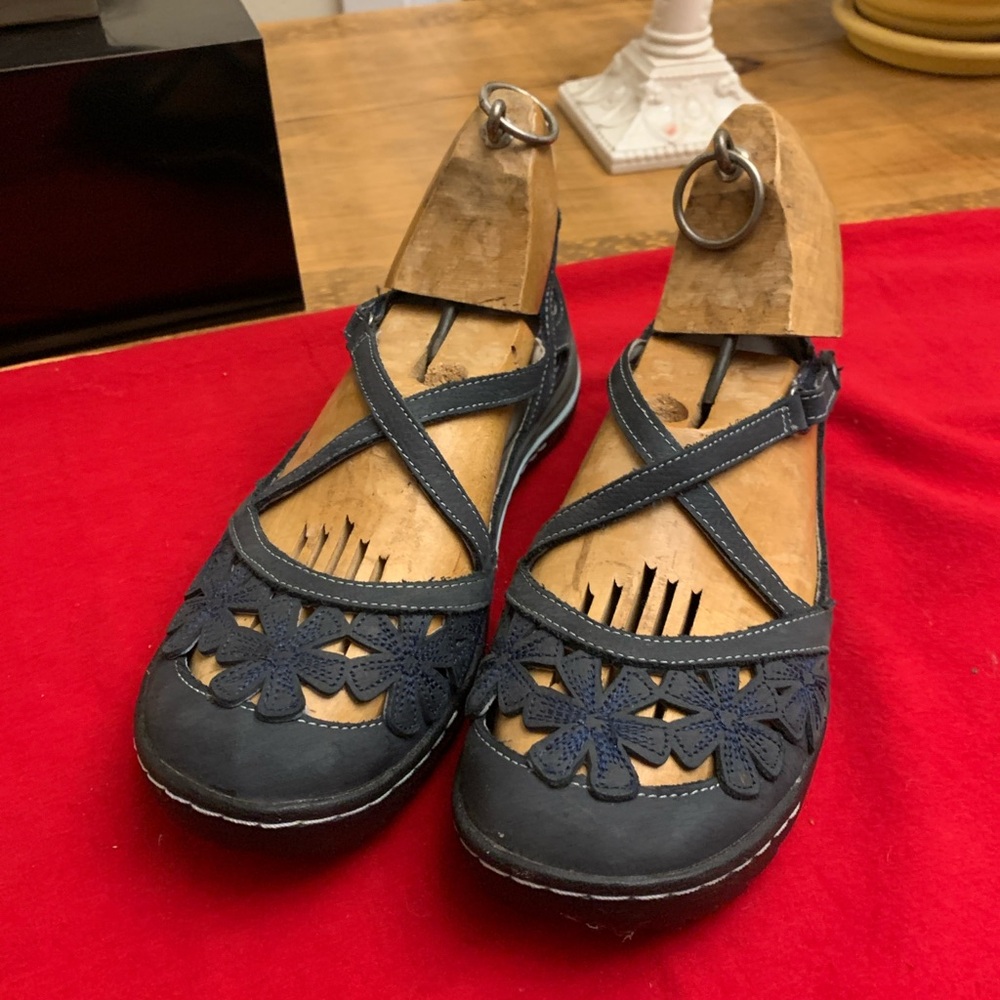 Jambu Blossom Encore Blue Flats with Crisscross Straps and Cutout Design 8